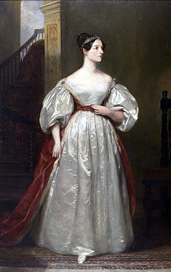 Retrato de cuerpo entero de Ada Lovelace con vestido claro y un manto rojo