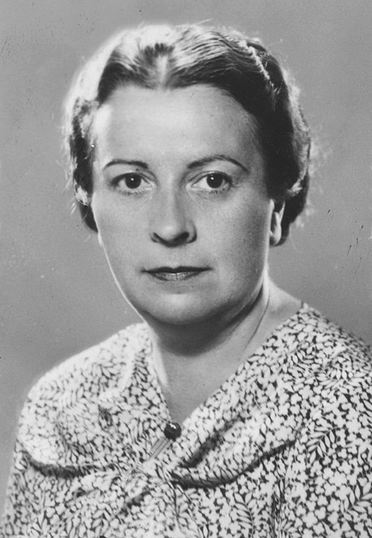Retrato en blanco y negro de Elena Fortún