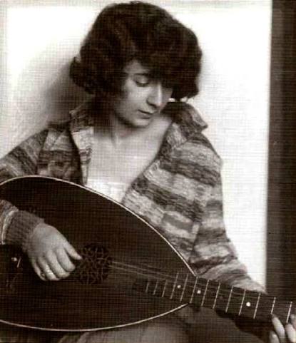 Ilse Weber sentada y tocando el laúd, en una fotografía de 1928